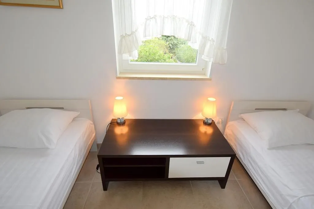 Apartments Ravlic Punat 0*,