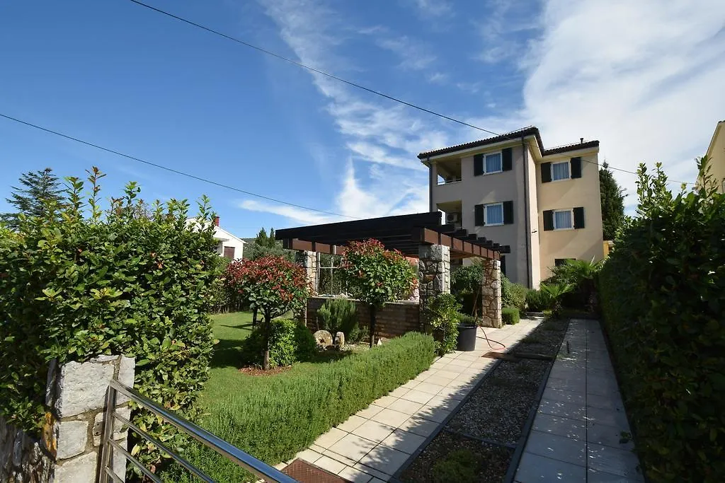 Apartments Ravlic Punat
